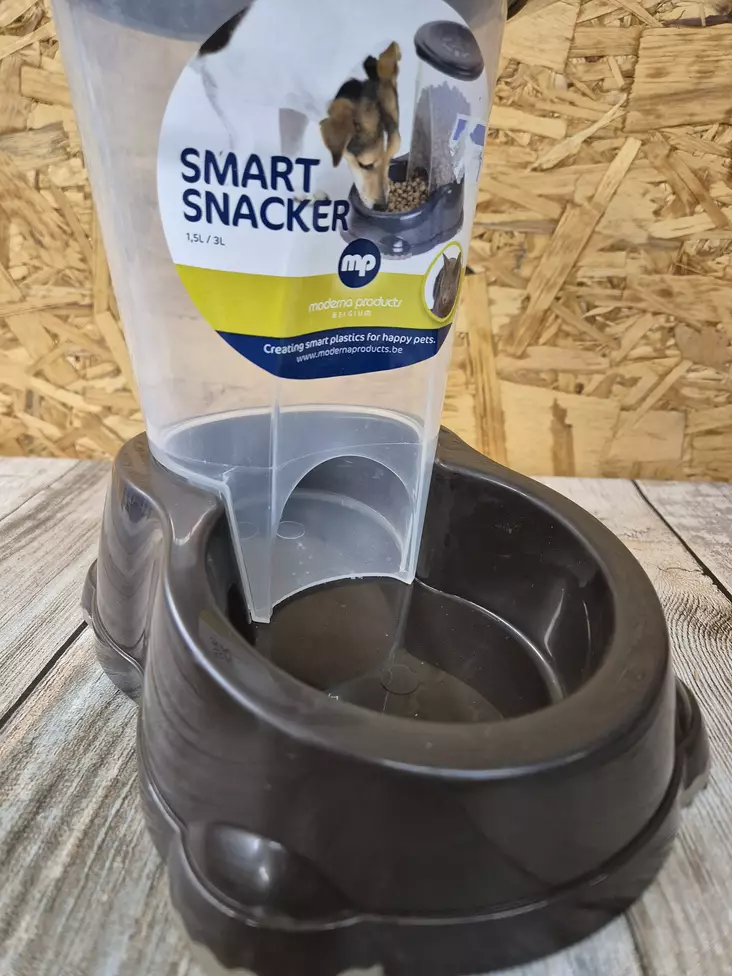 Smart Snacker Feeding Machine for Cats or Dogs - Plastic and Travel Bowls for Dogs - 5412087002702 - 1