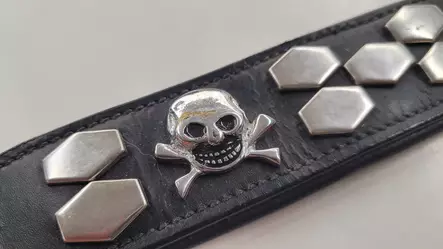 Lederhalsband Hundehalsband mit Totenkopf-Verzierung - Hunde Lederhalsbänder - 7340009038257 - 1